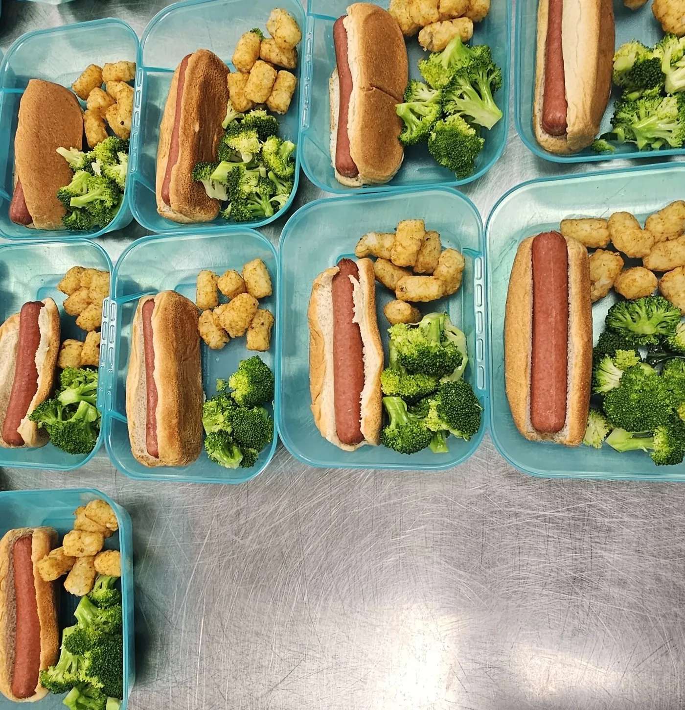 Hot dogs with tater tots and broccoli