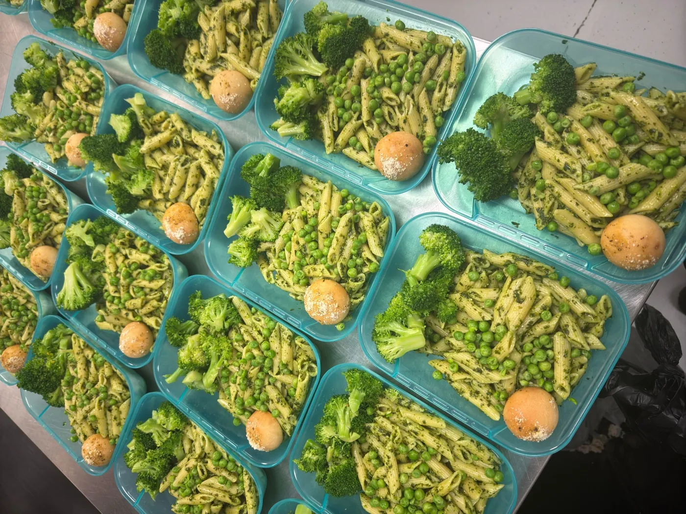 Pesto penne with peas and broccoli in Kooshi containers