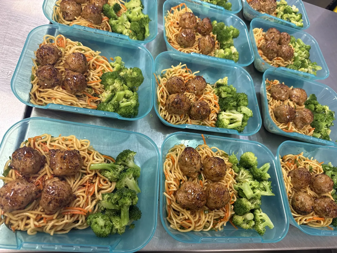 Teriyaki meatballs with noodles and broccoli